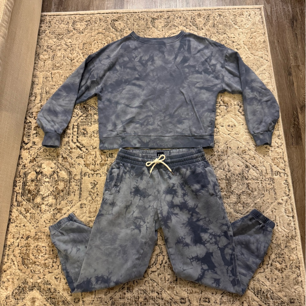 Gap matching sweatshirt and sweatpants